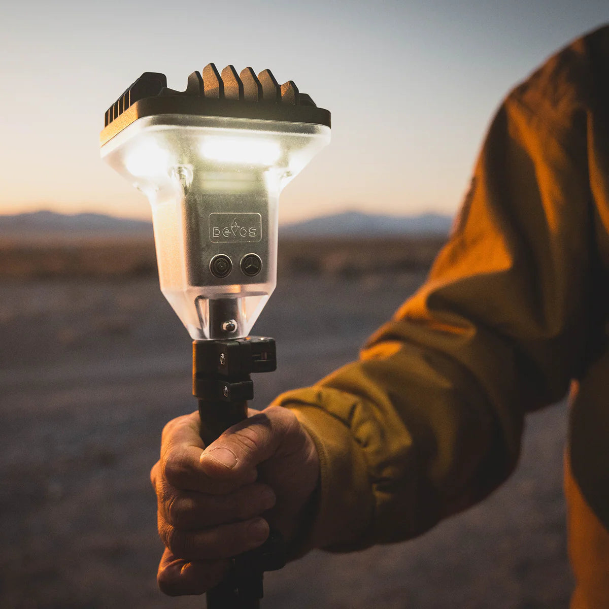 [PREVENTA] Devos LightRanger 2000 | Iluminación portátil telescópica LED 2000 Lúmenes con Bluetooth, Luz Blanca, Ámbar y Roja